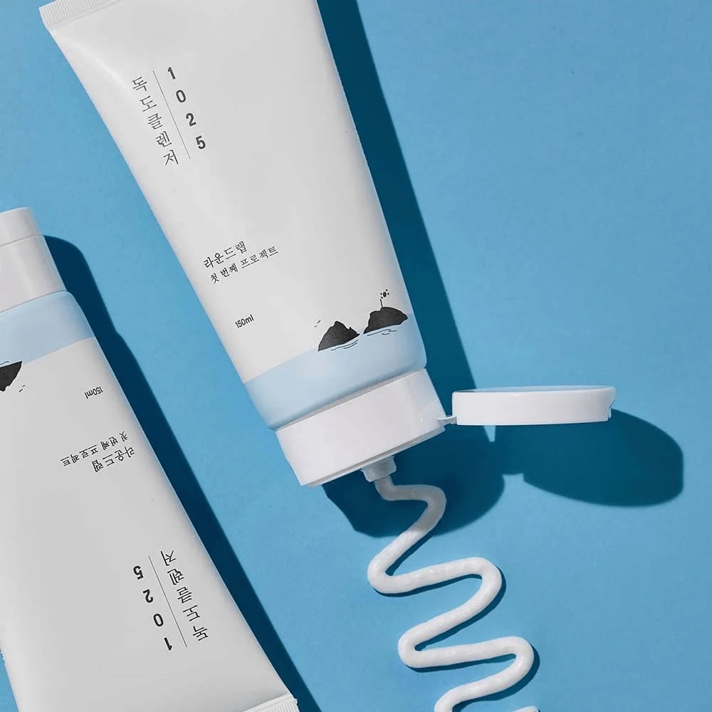 Round Lab 1025 Dokdo Cleanser con su textura cremosa