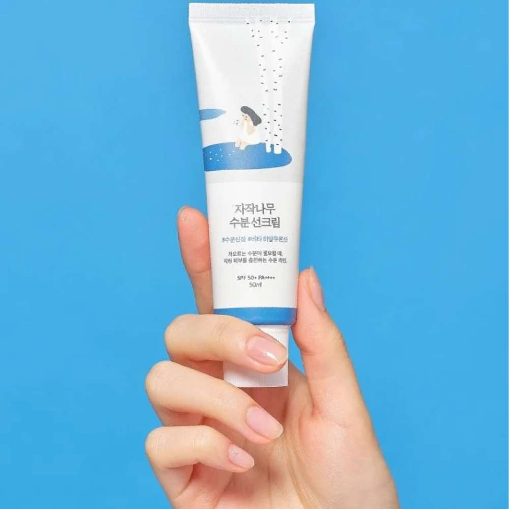 Mano sosteniendo el protector solar Round Lab Birch Juice SPF 50+ PA++++