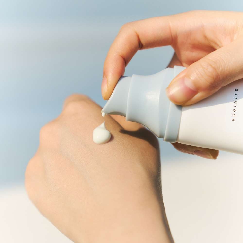 Textura en sérum del protector solar SKIN1004 sobre la mano