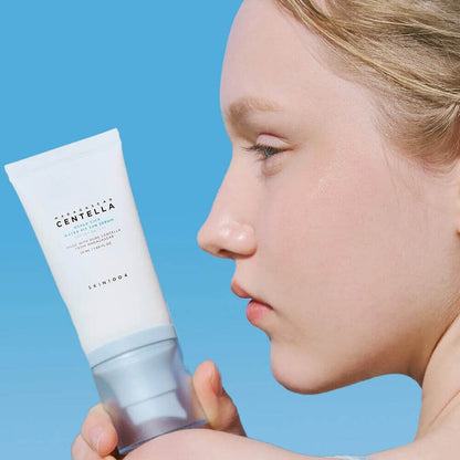 Modelo con el protector solar SKIN1004 Hyalu-Cica Water-Fit Sun Serum